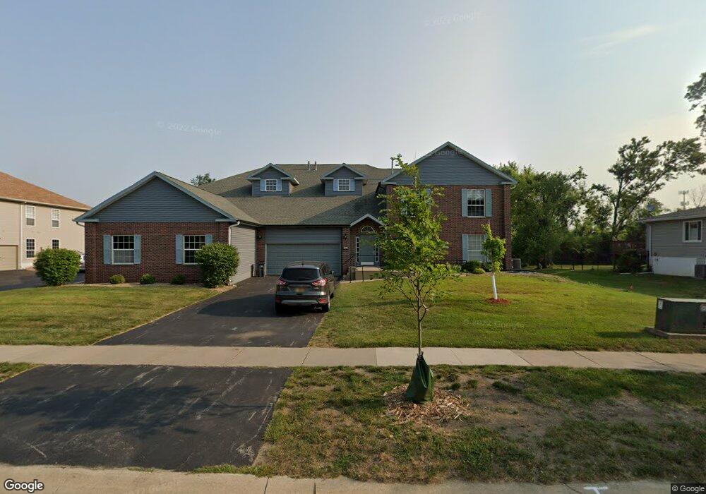 2730 Towne House Dr NE unit B, Cedar Rapids, IA 52402 - photo 1