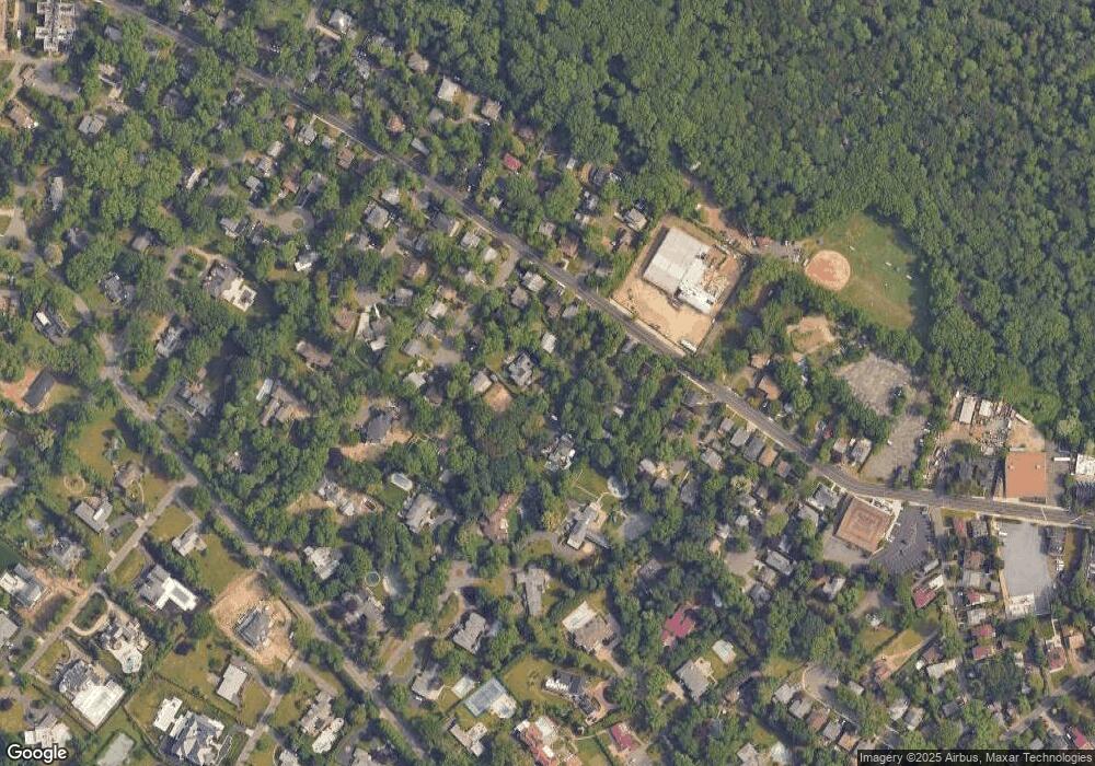 7 Dwight Ln, Great Neck, NY 11024 - photo 1