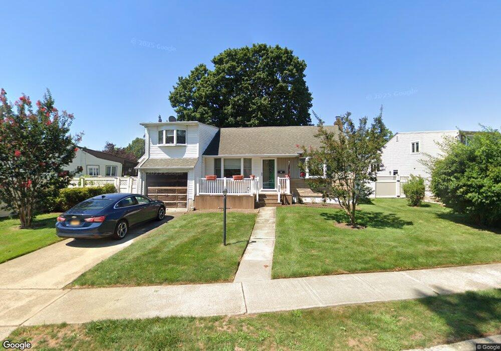 606 Heathcliff Dr, Seaford, NY 11783 - photo 1