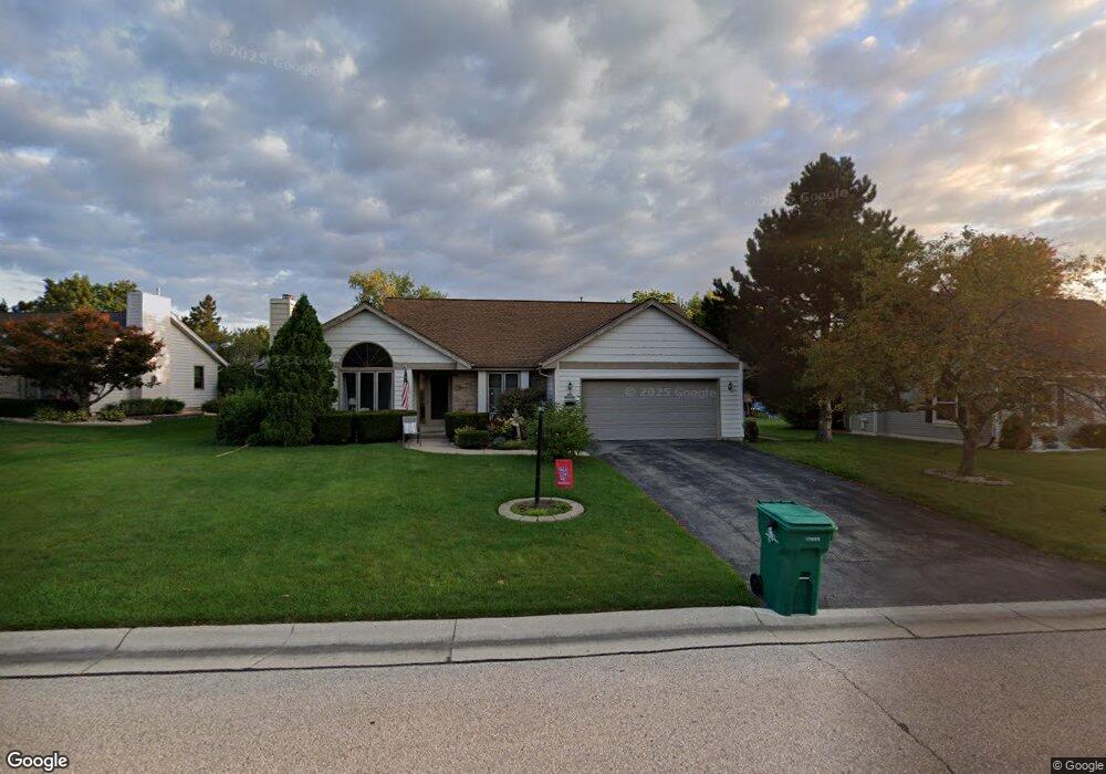 N76W16000 Hunters Ridge Cir, Menomonee Falls, WI 53051 - photo 1