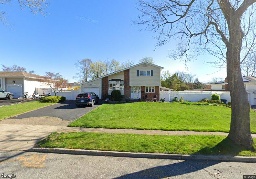 31 Comanche Ln, ComMacK, NY 11725 - photo 1