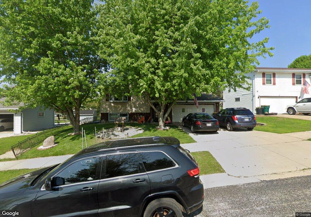 812 Kings Ridge Ct W, West Bend, WI 53090 - photo 1