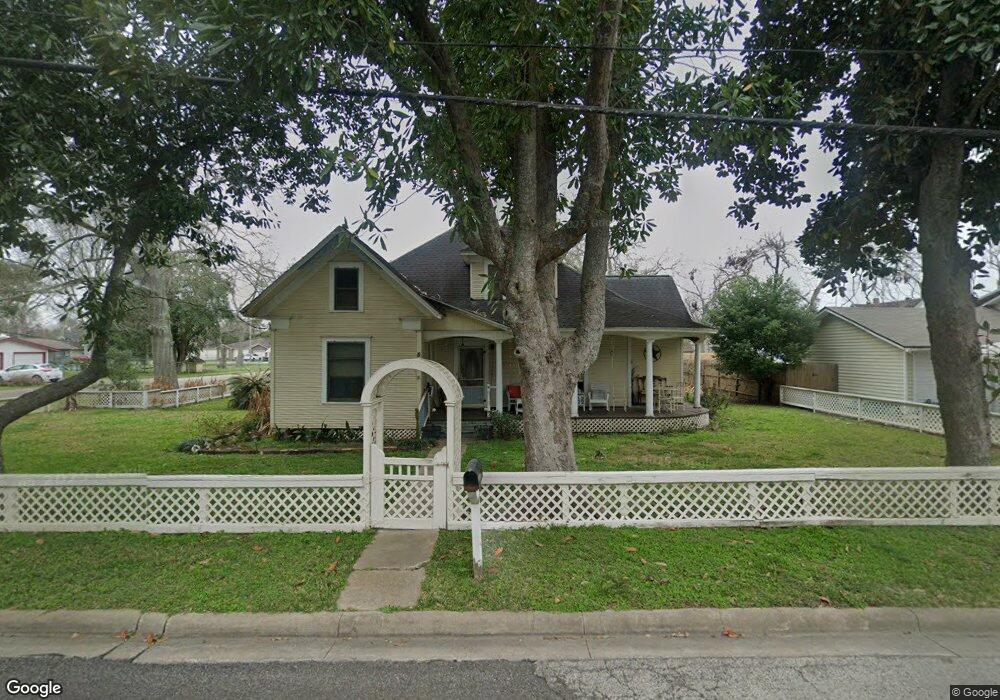 516 W Sealy St, Alvin, TX 77511 - photo 1