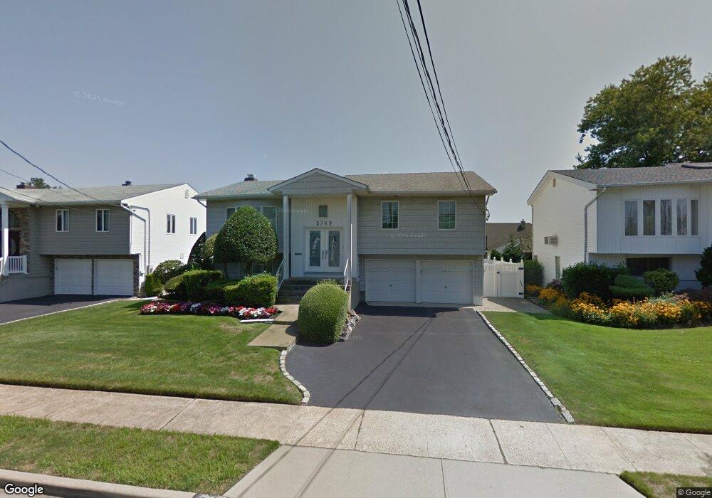 2749 Covered Bridge Rd, Merrick, NY 11566 - photo 1