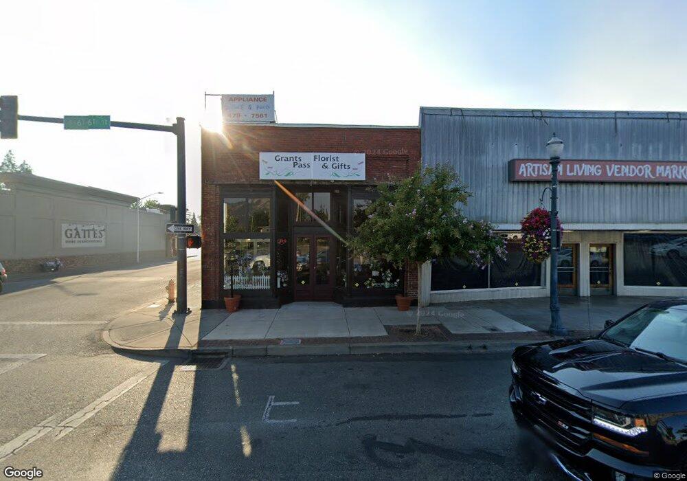 626 SW 6th St, Grants Pass, OR 97526 - photo 1