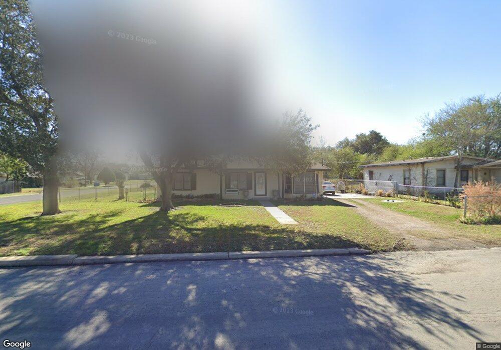 210 E Bates St, Beeville, TX 78102 - photo 1