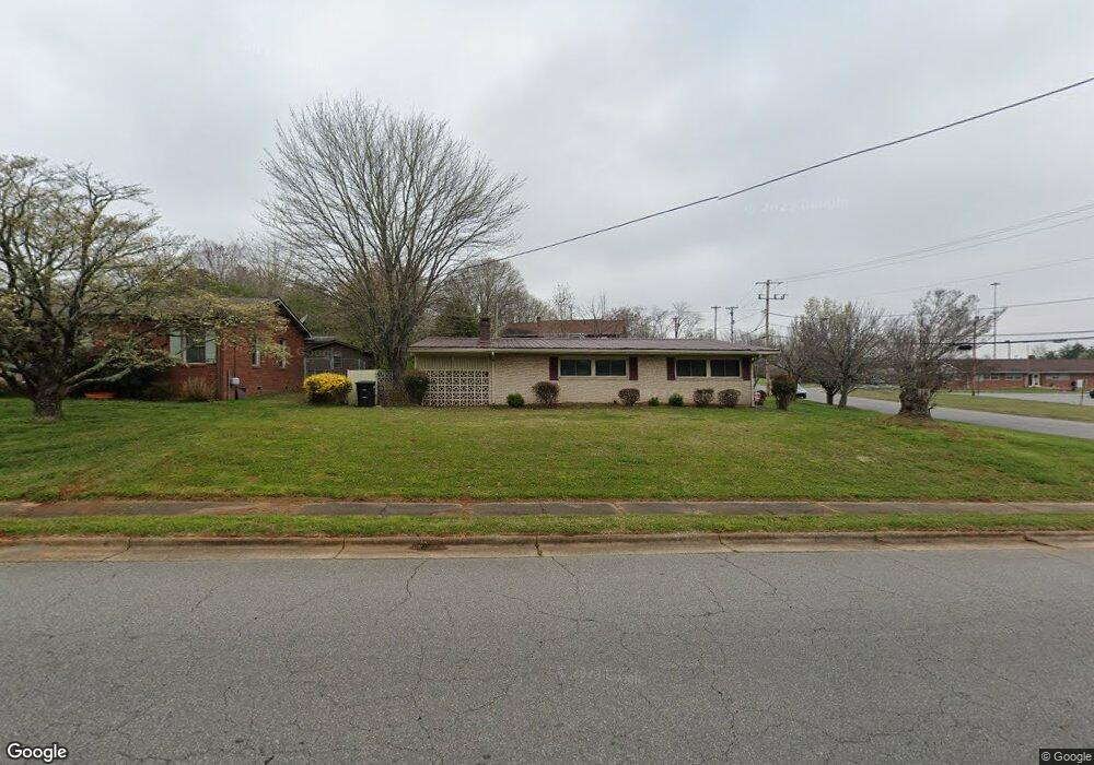 821 N Carolina Ave, Statesville, NC 28677 - photo 1