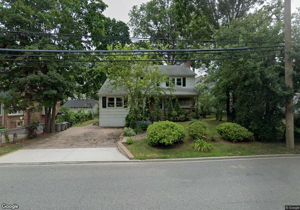 122 Hicks Ln, Great Neck, NY 11024 - photo 1