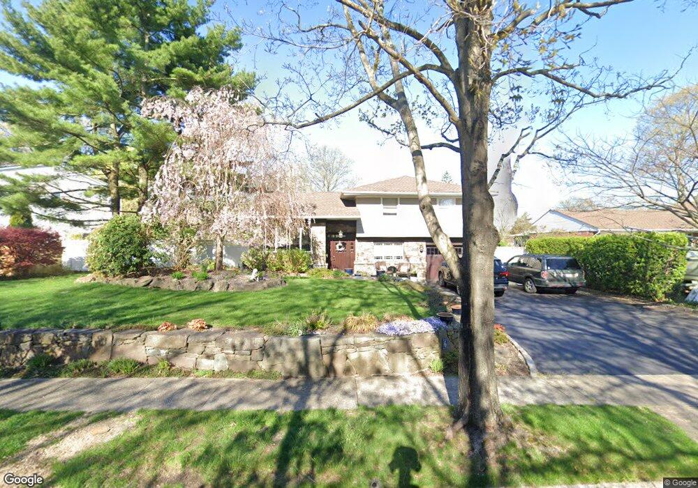 6 Oneida Ln, ComMacK, NY 11725 - photo 1