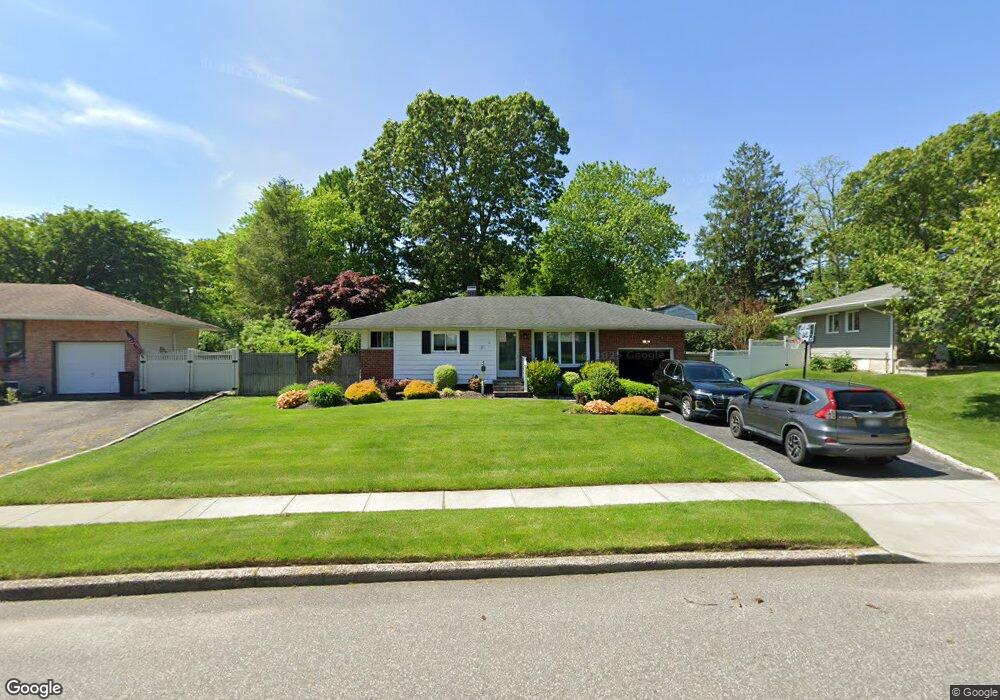14 Donna Ln, ComMacK, NY 11725 - photo 1