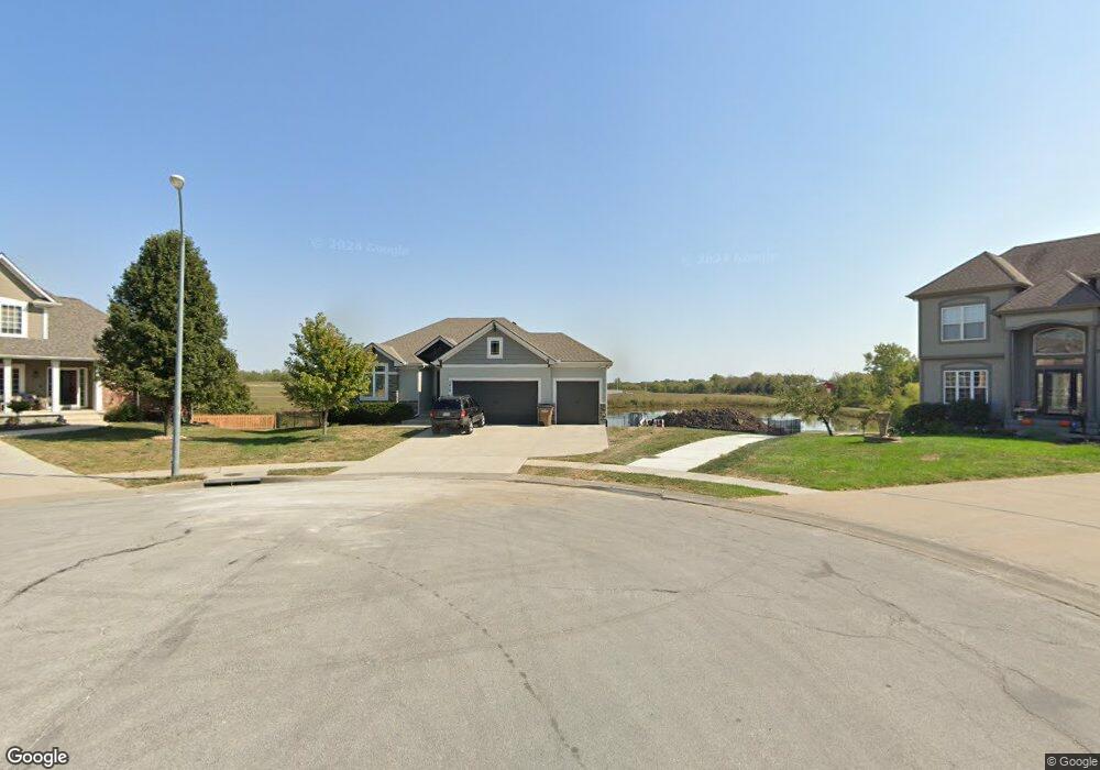 1813 Knoll Creek Ln, Raymore, MO 64083 - photo 1