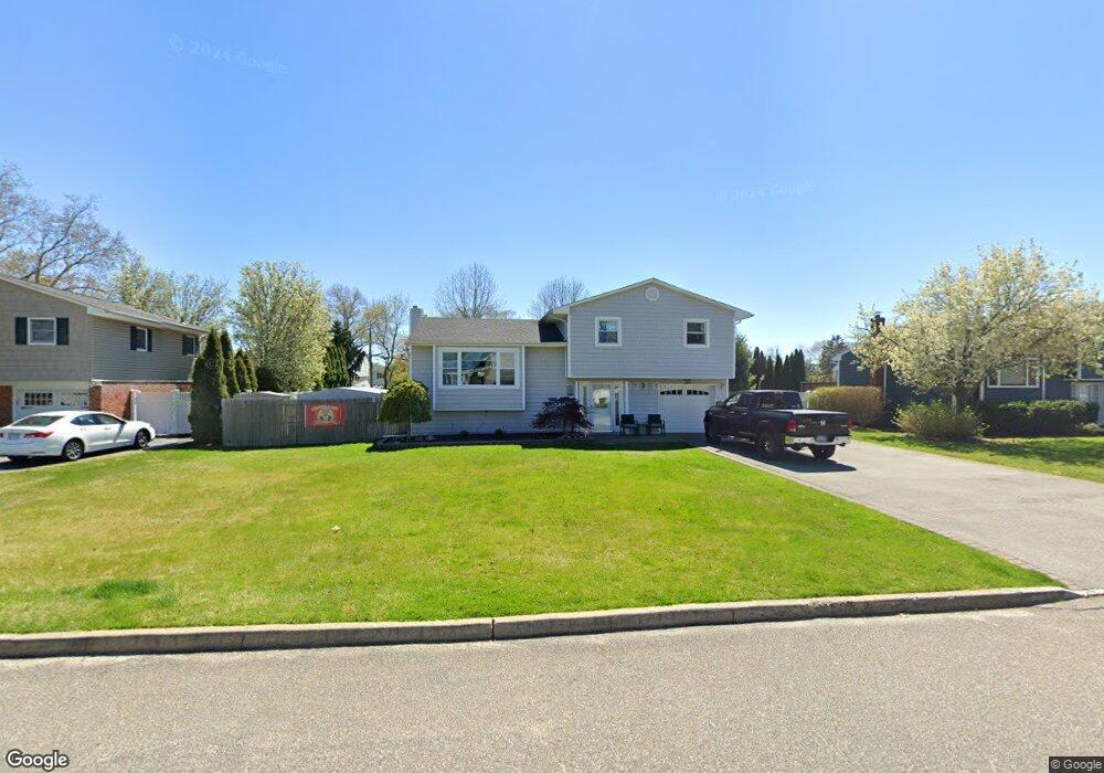 18 Bette Ln, ComMacK, NY 11725 - photo 1