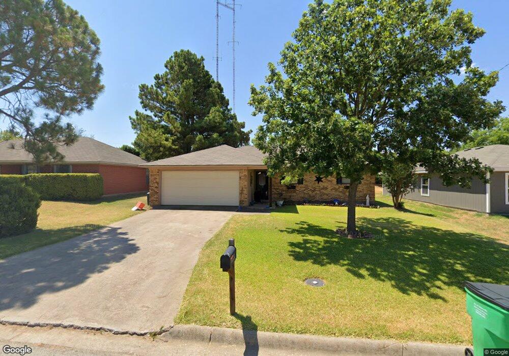 2306 Jodi Ln, Gainesville, TX 76240 - photo 1