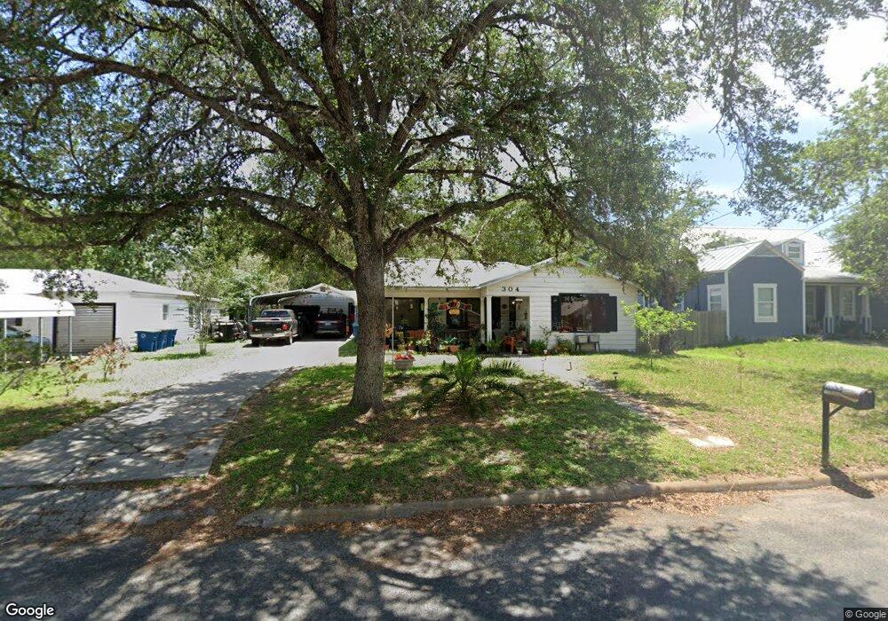304 E Randall St, Beeville, TX 78102 - photo 1