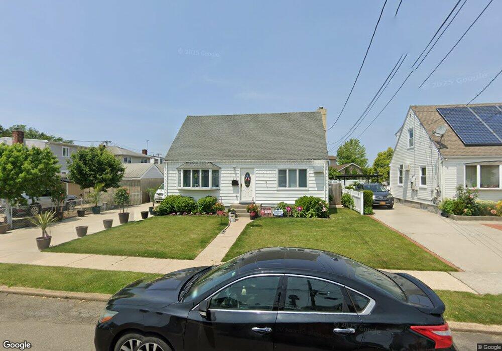 212 Evelyn Rd, Mineola, NY 11501 - photo 1