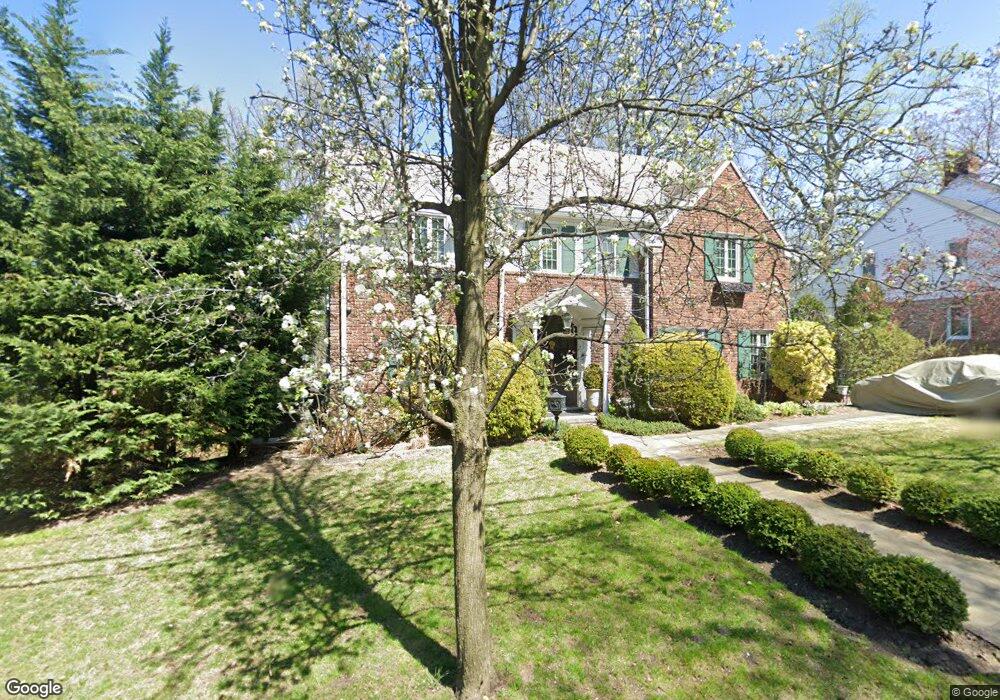 121 Shoreward Dr, Great Neck, NY 11021 - photo 1