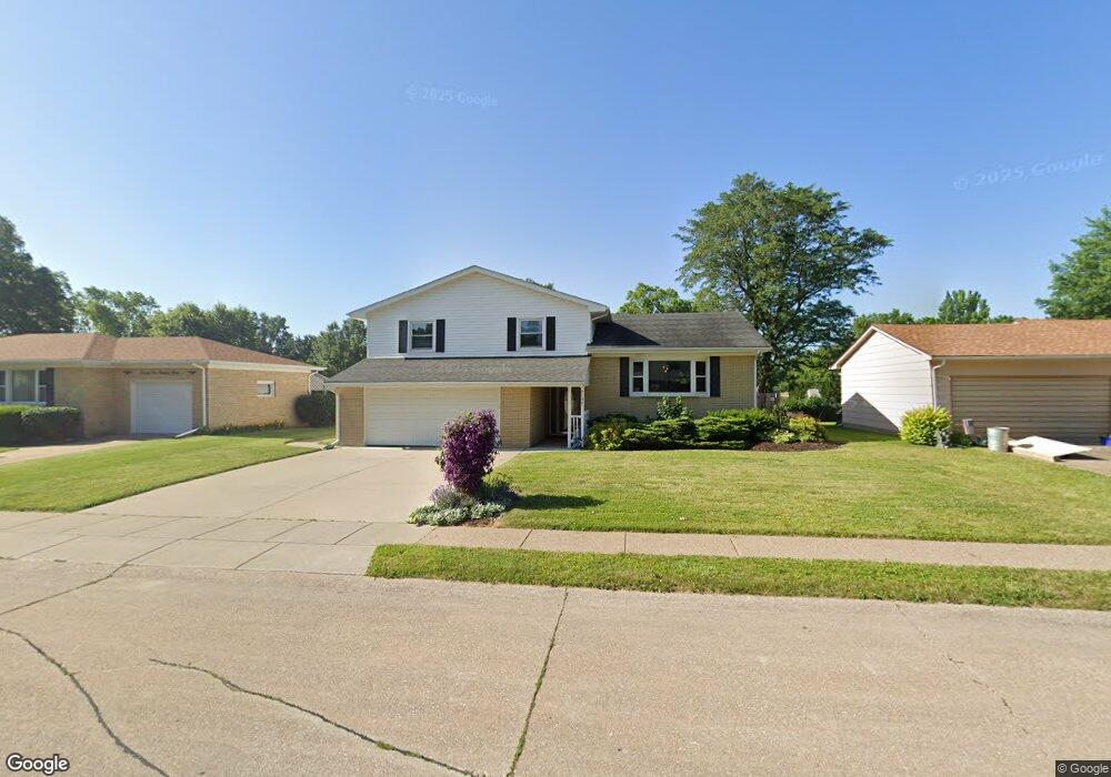 2137 W 38th Place, Davenport, IA 52806 - photo 1