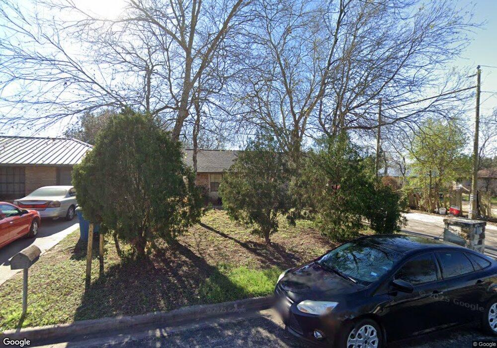 805 W Hutchinson St, Beeville, TX 78102 - photo 1