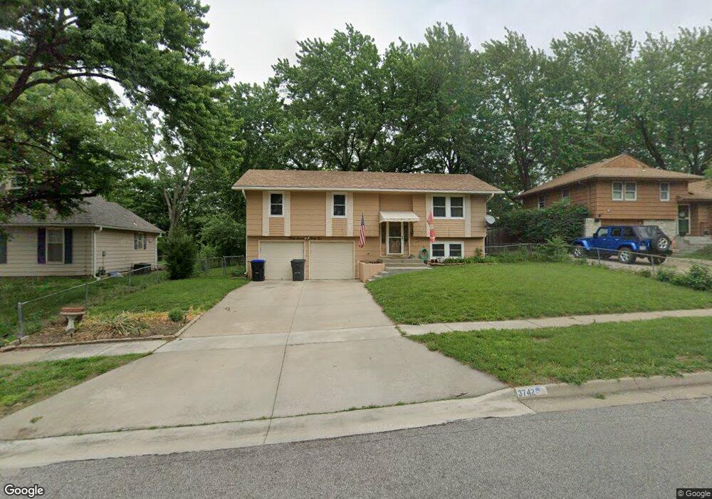 3742 SW 34th St, Topeka, KS 66614 - photo 1