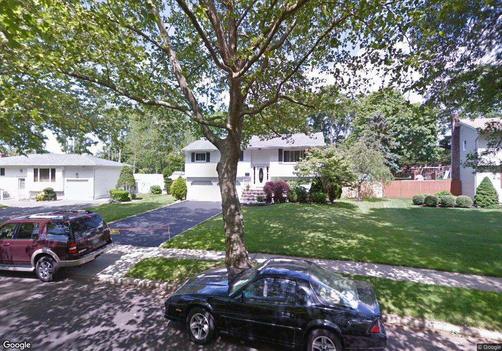 11 Pawnee Dr, ComMacK, NY 11725 - photo 1