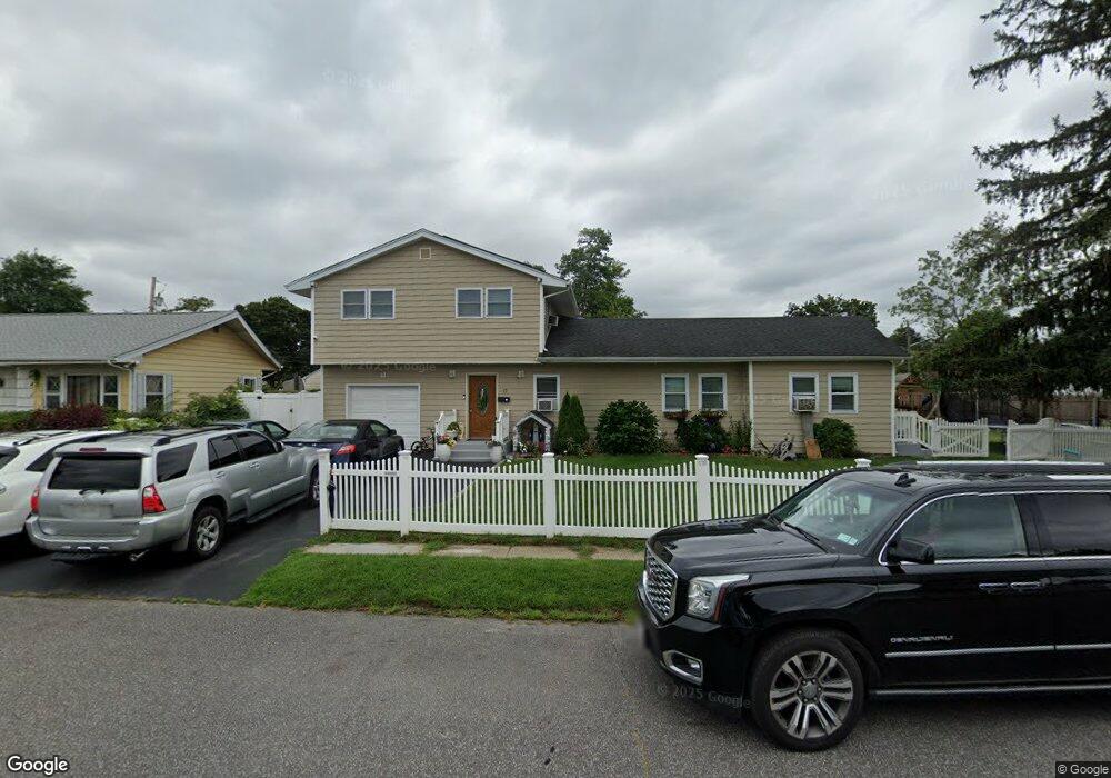 17 Roneck Dr, Copiague, NY 11726 - photo 1