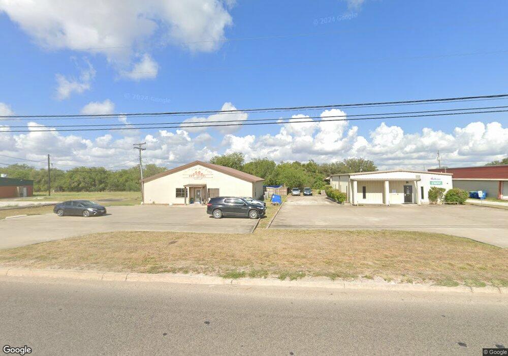 3811 N Saint Marys St, Beeville, TX 78102 - photo 1