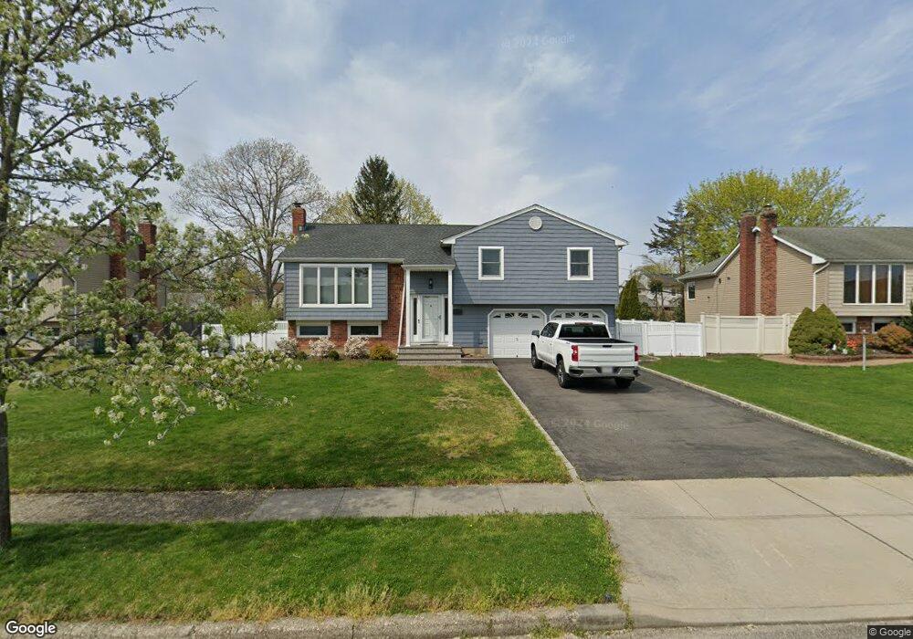 32 Greenfield Ln, ComMacK, NY 11725 - photo 1