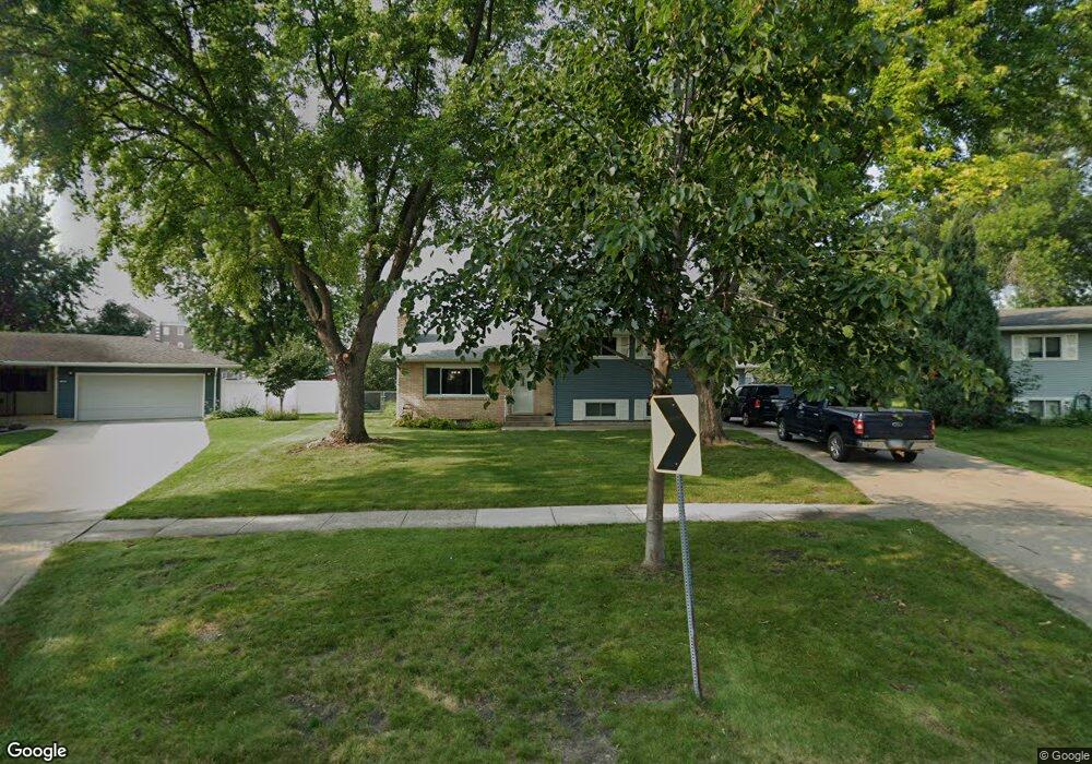 15 S Woodcrest Dr N, Fargo, ND 58102 - photo 1