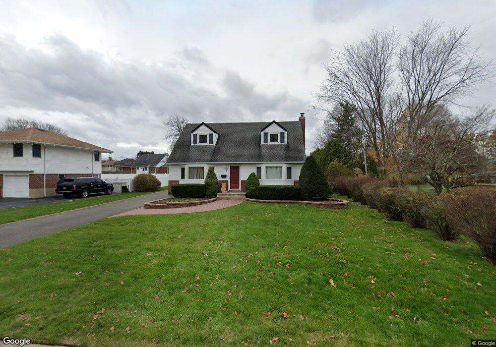 4 Speaker St, ComMacK, NY 11725 - photo 1