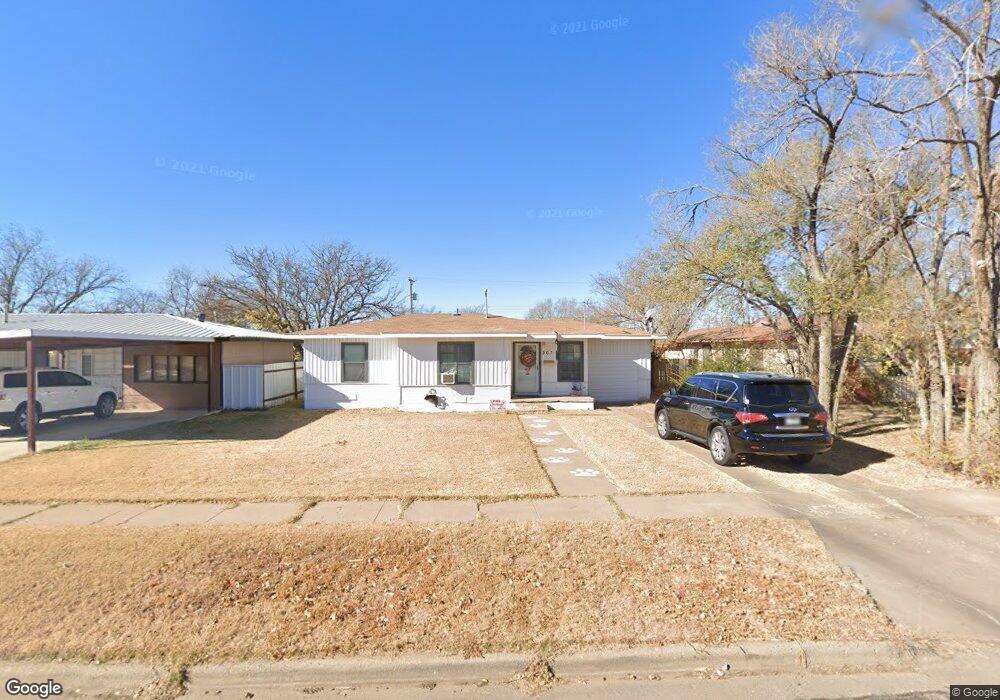 307 Juanita St, Plainview, TX 79072 - photo 1