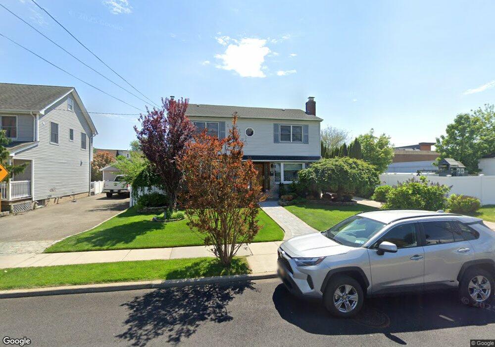 1009 Maple Dr, Franklin Square, NY 11010 - photo 1