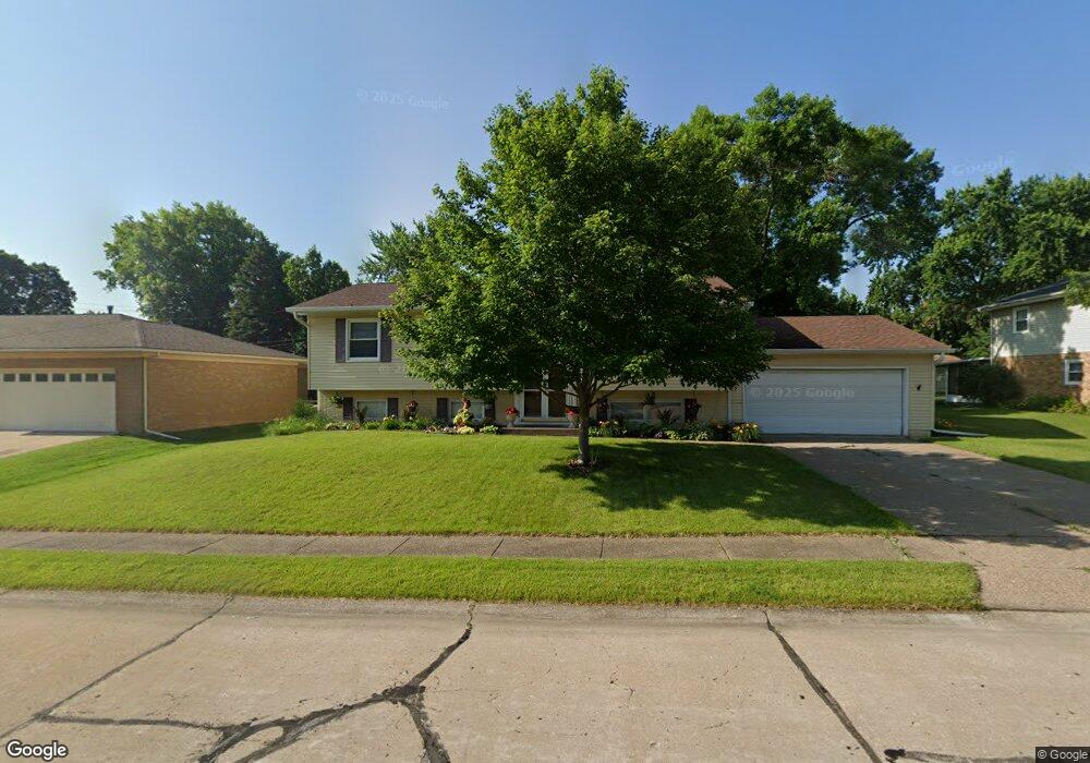 1315 Columbia Ct, Davenport, IA 52804 - photo 1