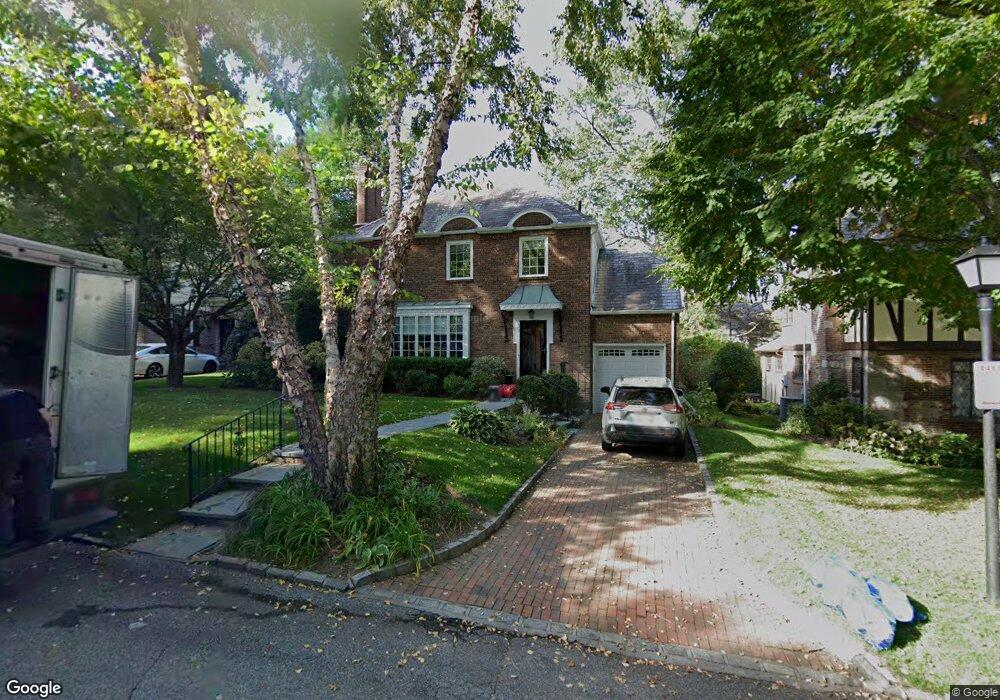 8 Ardsley Place, Great Neck, NY 11021 - photo 1