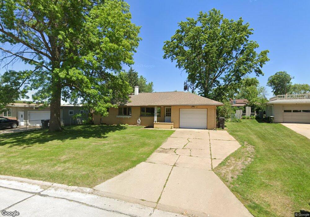 1727 Crescent Dr, Cedar Falls, IA 50613 - photo 1