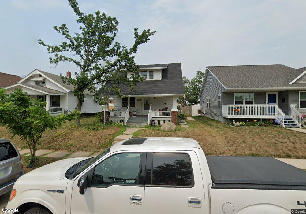 2033 D St SW, Cedar Rapids, IA 52404 - photo 1