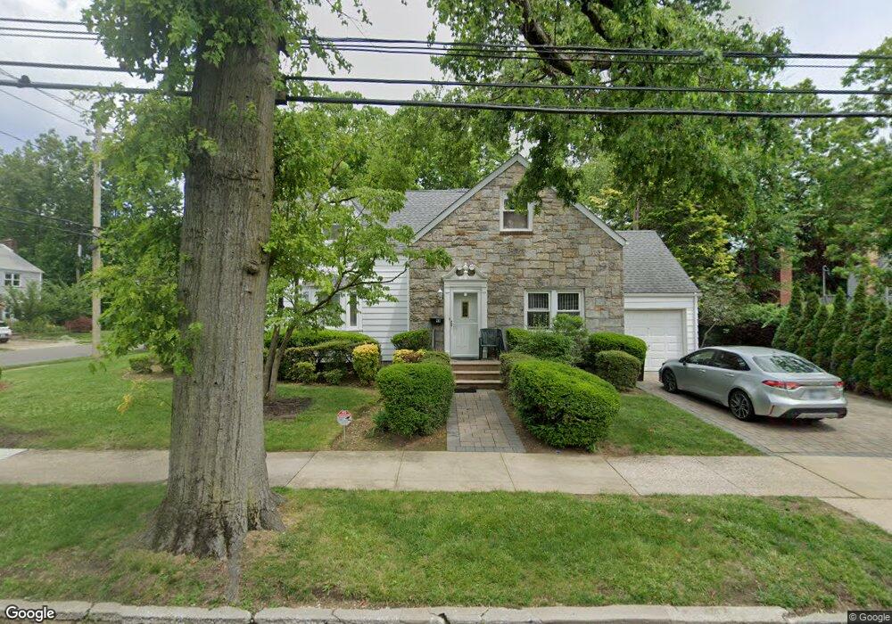 98 Baker Hill Rd, Great Neck, NY 11023 - photo 1