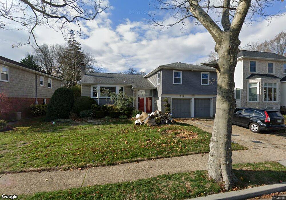 811 Plainfield Ln, Valley Stream, NY 11581 - photo 1