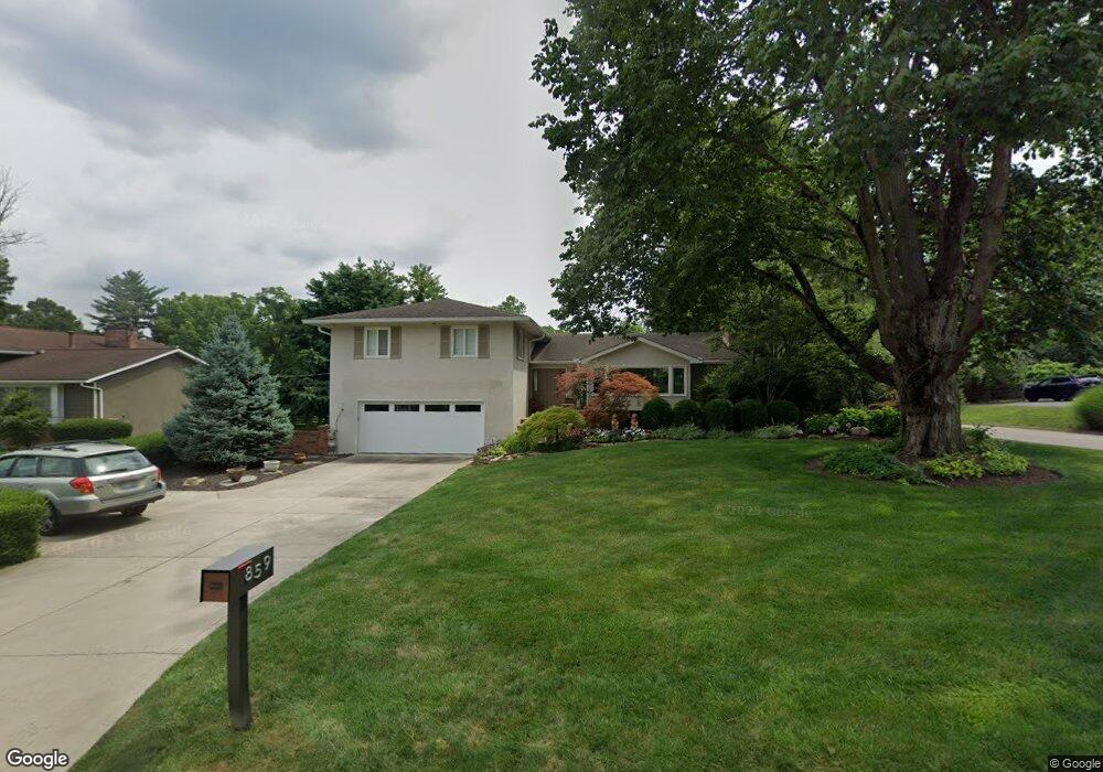 859 Greenridge Rd, Columbus, OH 43235 - photo 1