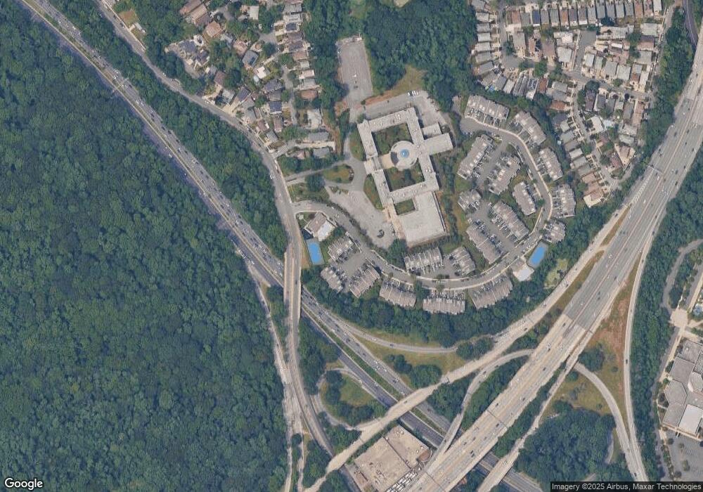 23932 Oak Park Dr unit 1C, Little Neck, NY 11362 - photo 1