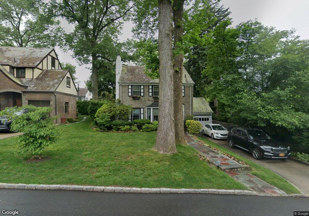 4 Ardsley Place, Great Neck, NY 11021 - photo 1