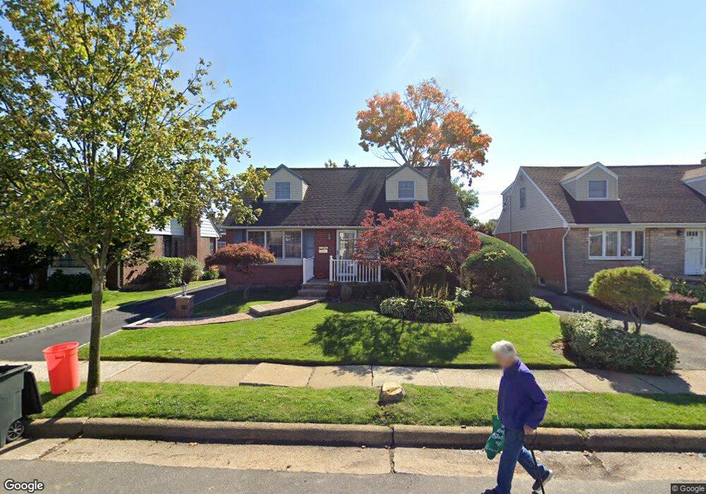 11 Greentree Rd, Mineola, NY 11501 - photo 1