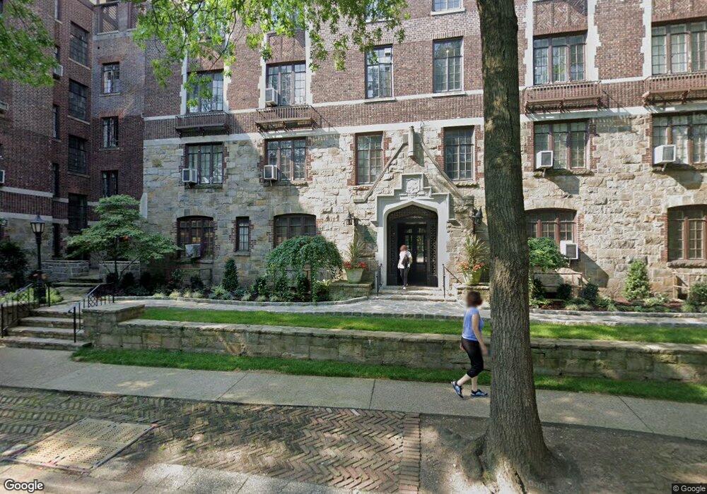 10 Holder Place unit 5D, Forest Hills, NY 11375 - photo 1