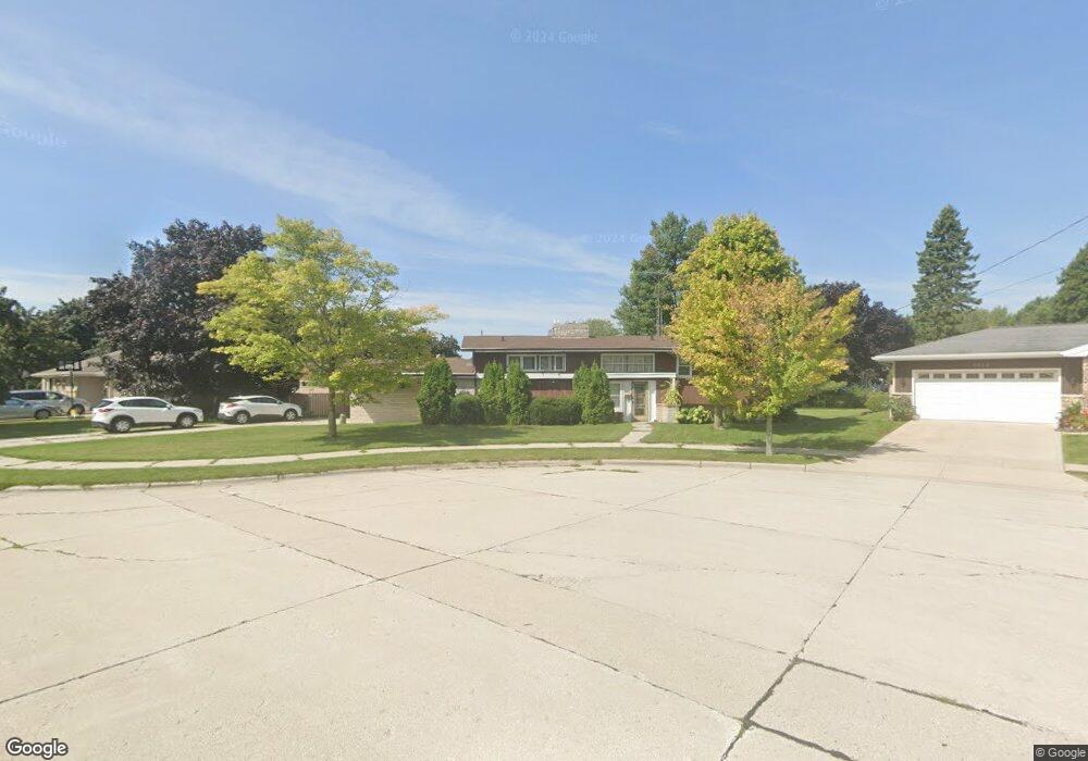 1650 Camden Ct, Manitowoc, WI 54220 - photo 1