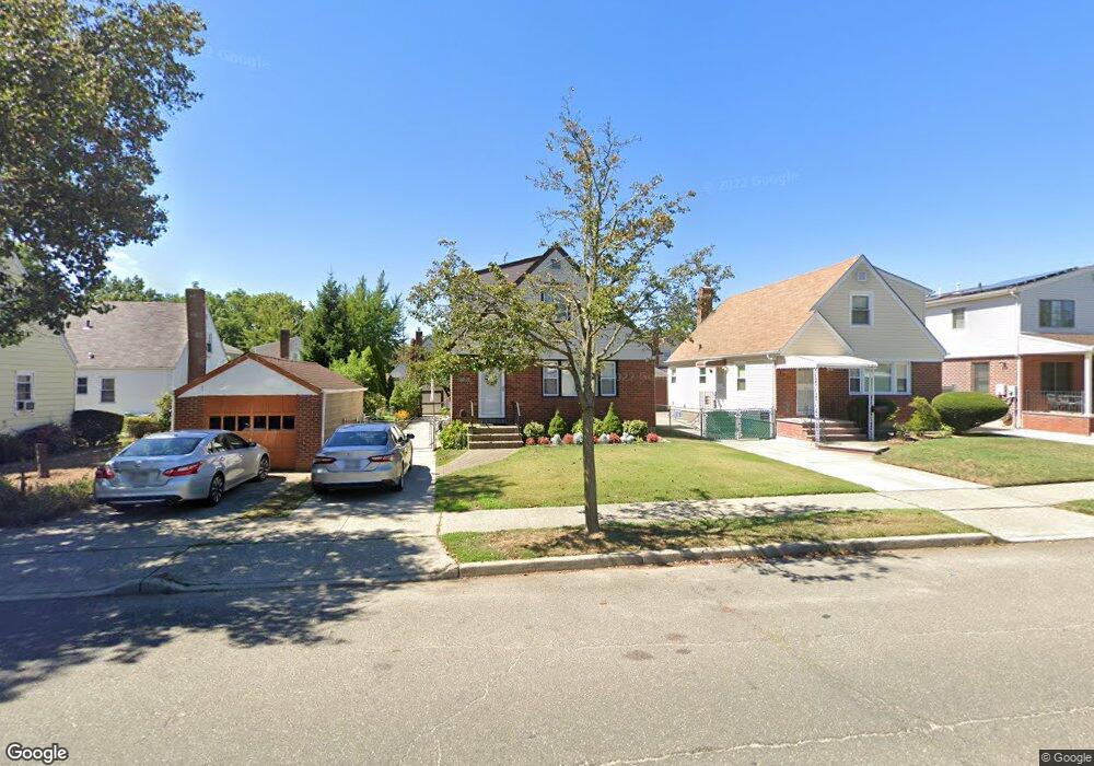 8260 267th St, Glen Oaks, NY 11004 - photo 1