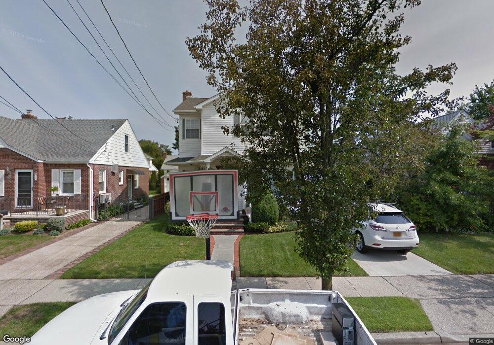 52 Lincoln Ave, New Hyde Park, NY 11040 - photo 1