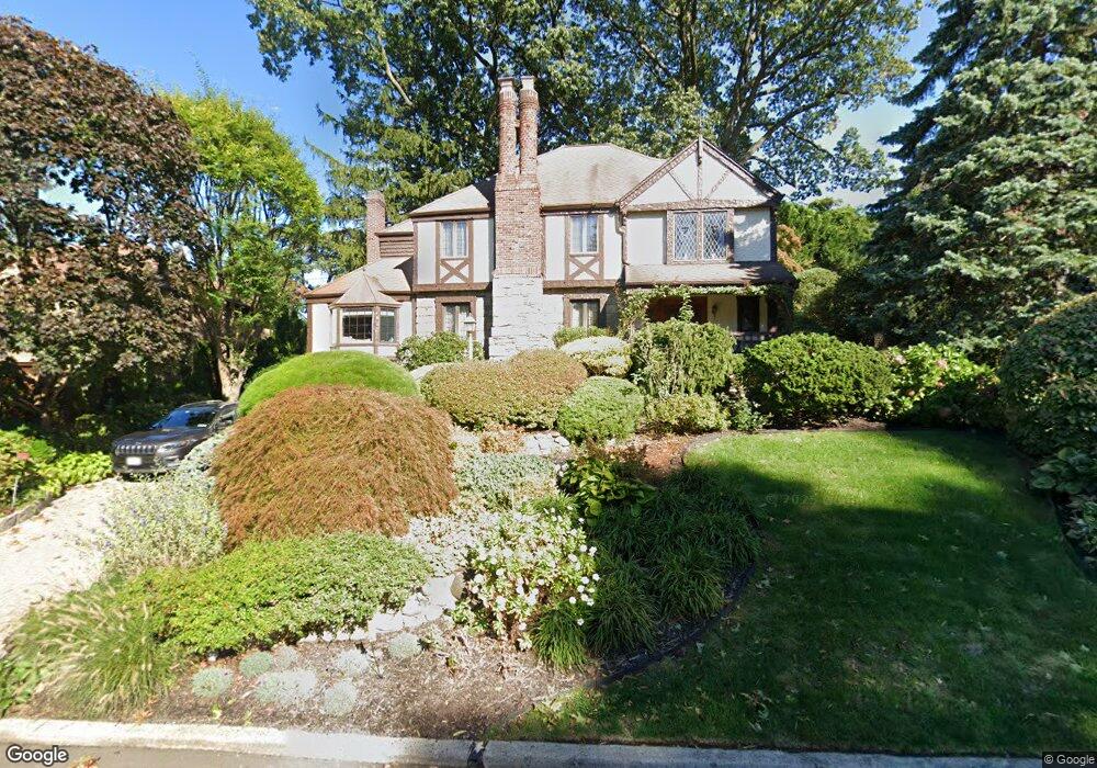 94 Pickwick Rd, Manhasset, NY 11030 - photo 1