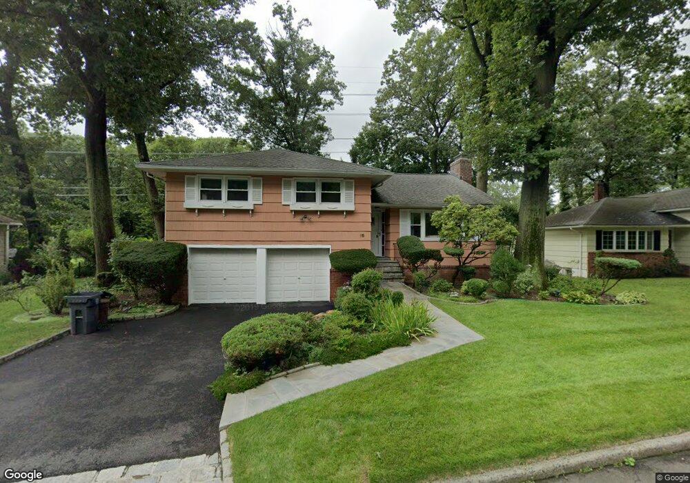 10 Kaateskill Place, Scarsdale, NY 10583 - photo 1