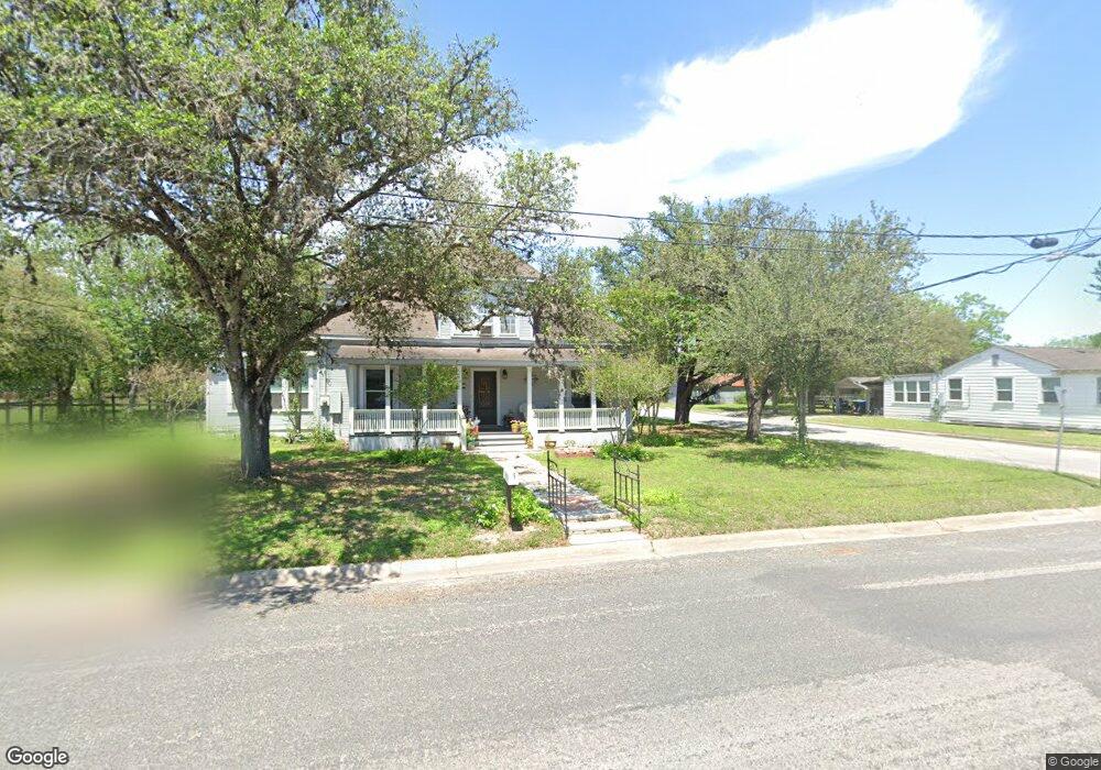 711 E Clare St, Beeville, TX 78102 - photo 1