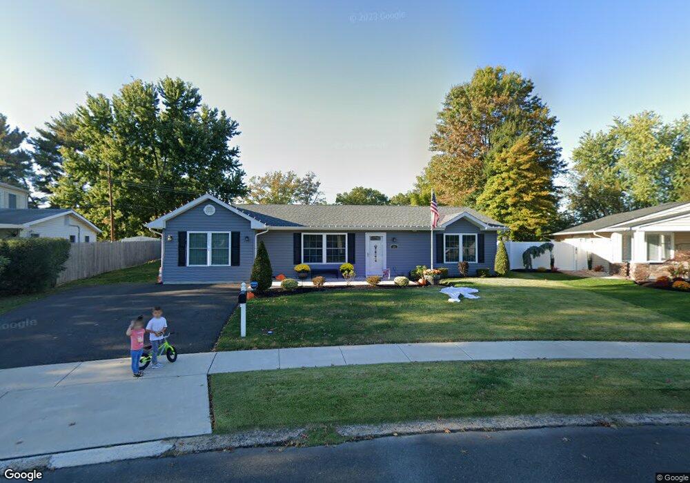 39 Young Birch Rd, Levittown, PA 19057 - photo 1