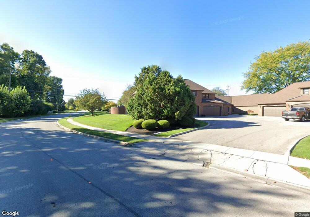 4491 Carriage Hill Ln, Columbus, OH 43220 - photo 1